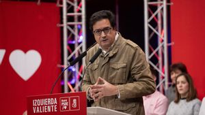 15/12/2024 El secretario general del PSOE de Madrid, Óscar Lopez, interviene durante un acto del PSOE con vecinos y militantes, en el Centro Cívico Los Pinos, a 15 de diciembre de 2024, en Alcorcón, Madrid (España). Se trata del primer acto de López como secretario general del PSOE en Madrid, abanderado del cambio en Madrid de cara a unas futuras elecciones autonómicas en mayo de 2027, donde opta a ser el rival de Ayuso. ECONOMIA Alejandro Martínez Vélez - Europa Press