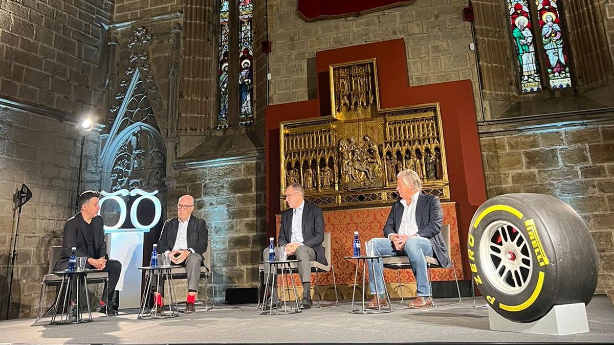 Stefano Domenicali y Carmelo Ezpeleta, máximos representantes de la F1 y MotoGP, en el evento de Pamplona