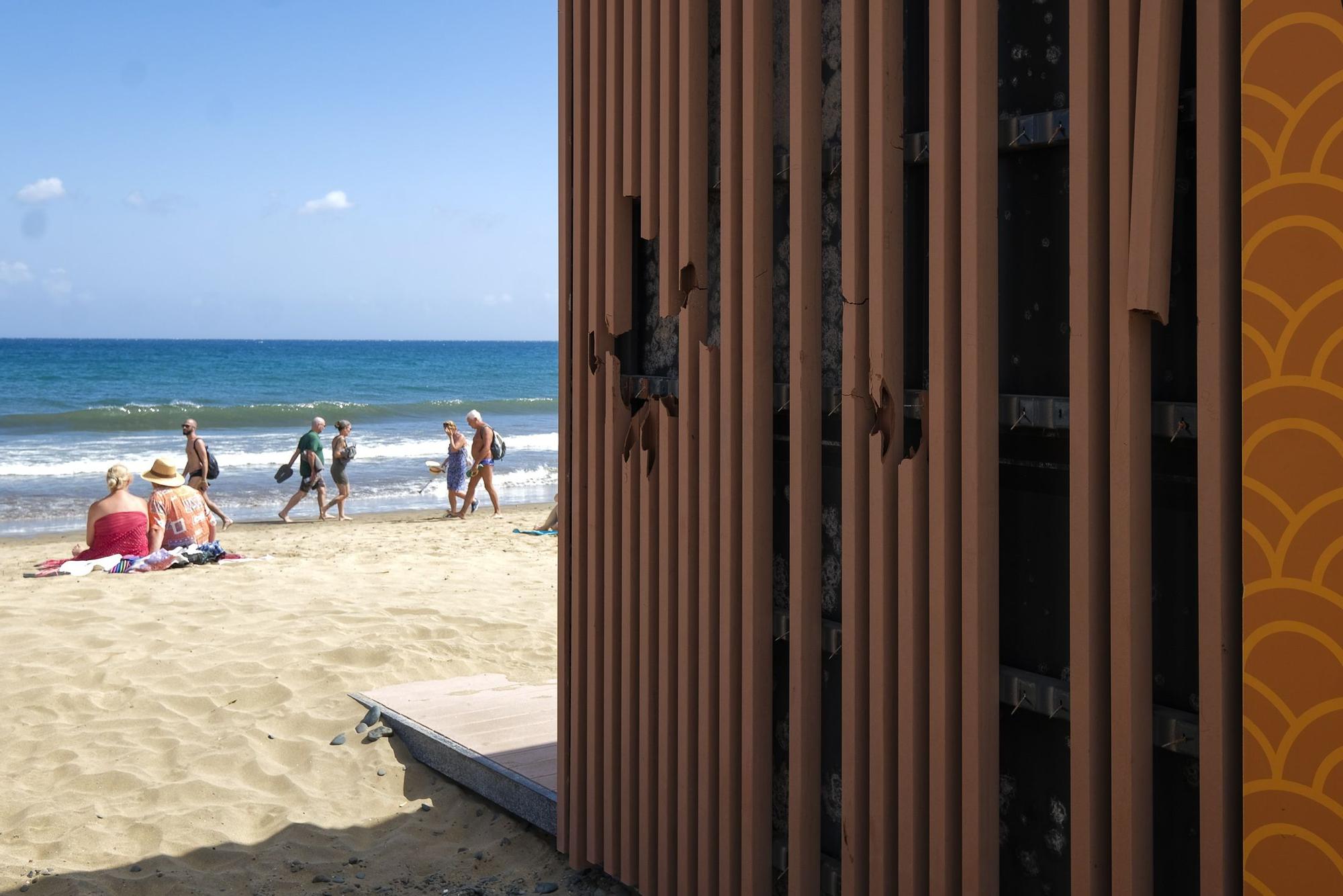 Destrozos en los kioscos de la Playa del Inglés