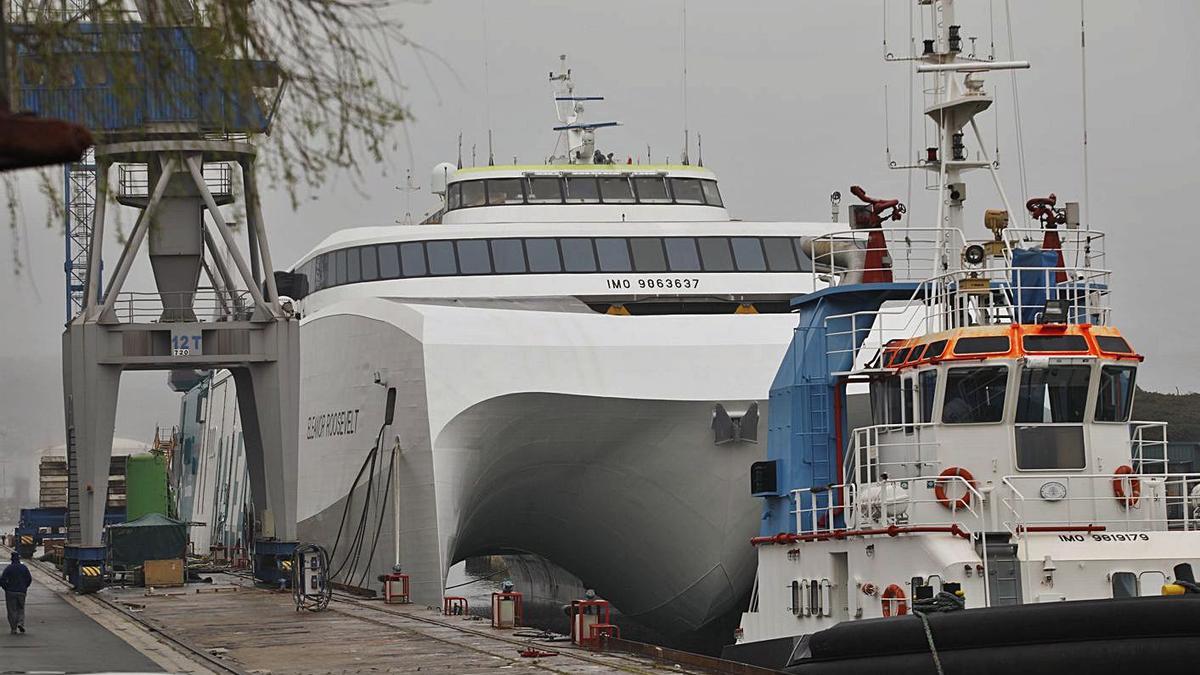 El “Eleanor Roosevelt”, ayer, en la dársena de armamento de Armón Gijón. | Ángel González