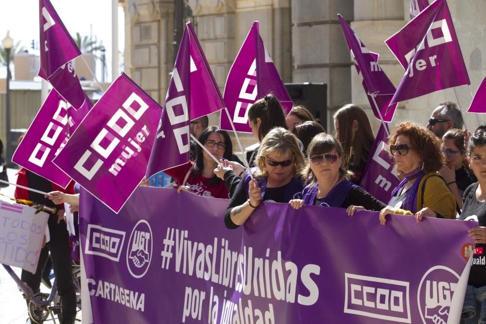 Concentración y lectura de manifiesto por el Día de la Mujer en Cartagena