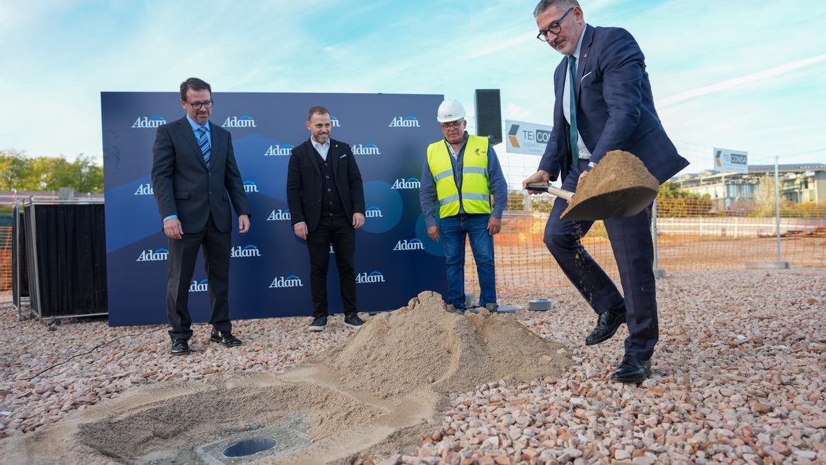 Colocación de la primera piedra de Adam en el parc del l'Alba de Cerdanyola