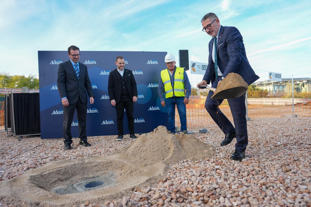 Colocación de la primera piedra de Adam en el parc del lAlba de Cerdanyola