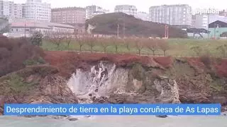 Desprendimiento de tierra en un acantilado de la playa de As Lapas, en A Coruña