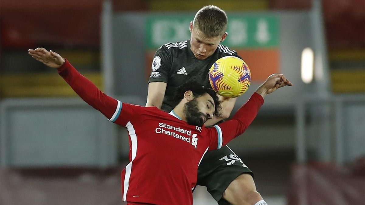 Salah y McTominay luchan por un balón.