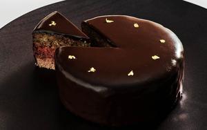 Sacher de liebre con compota de orejones, pasas y jengibre.