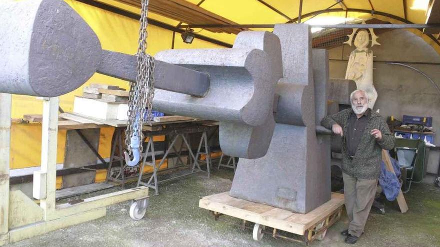 José Luis Coomonte posa junto a &quot;Equilibrio Horizontal&quot; tras su retirada de la plaza de Castilla y León.