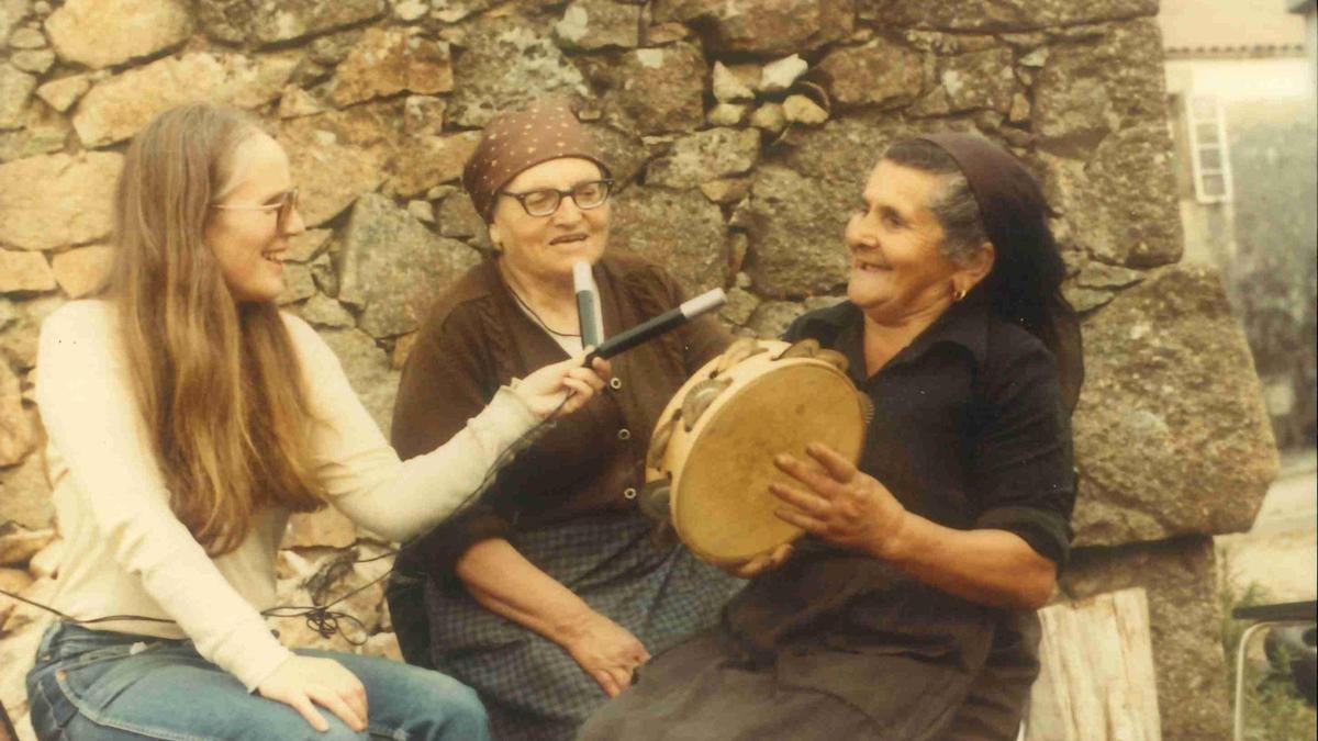 Dorothé Schubarth, esq. coas cantareiras Elisa e Delfina.