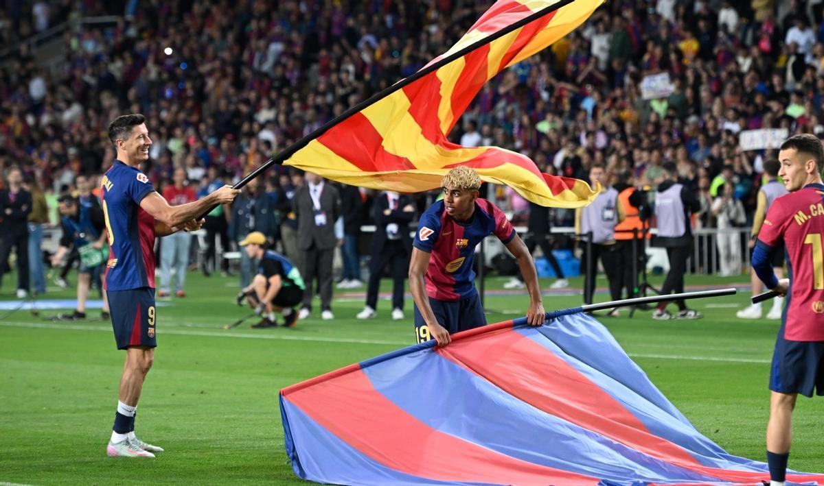 Lewandowski y Lamine Yamal ondean las banderas del Barça y de Catalunya en Montjuïc festejando la Liga..