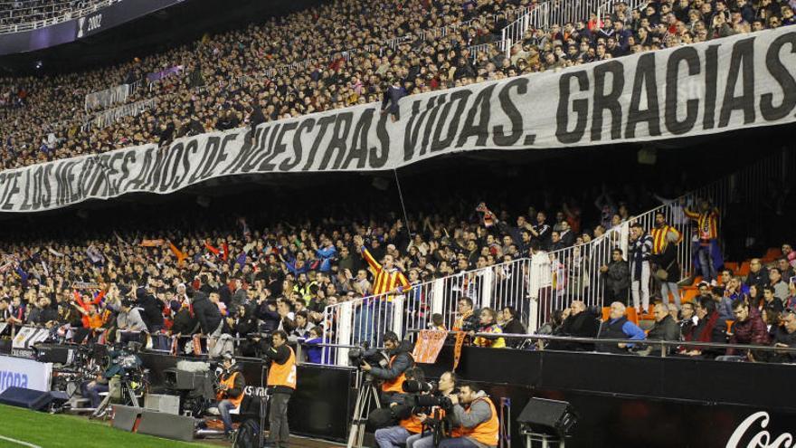 En el fondo sur se extendió una gran pancarta en la que se agradecía a Benítez su trabajo en el Valencia.