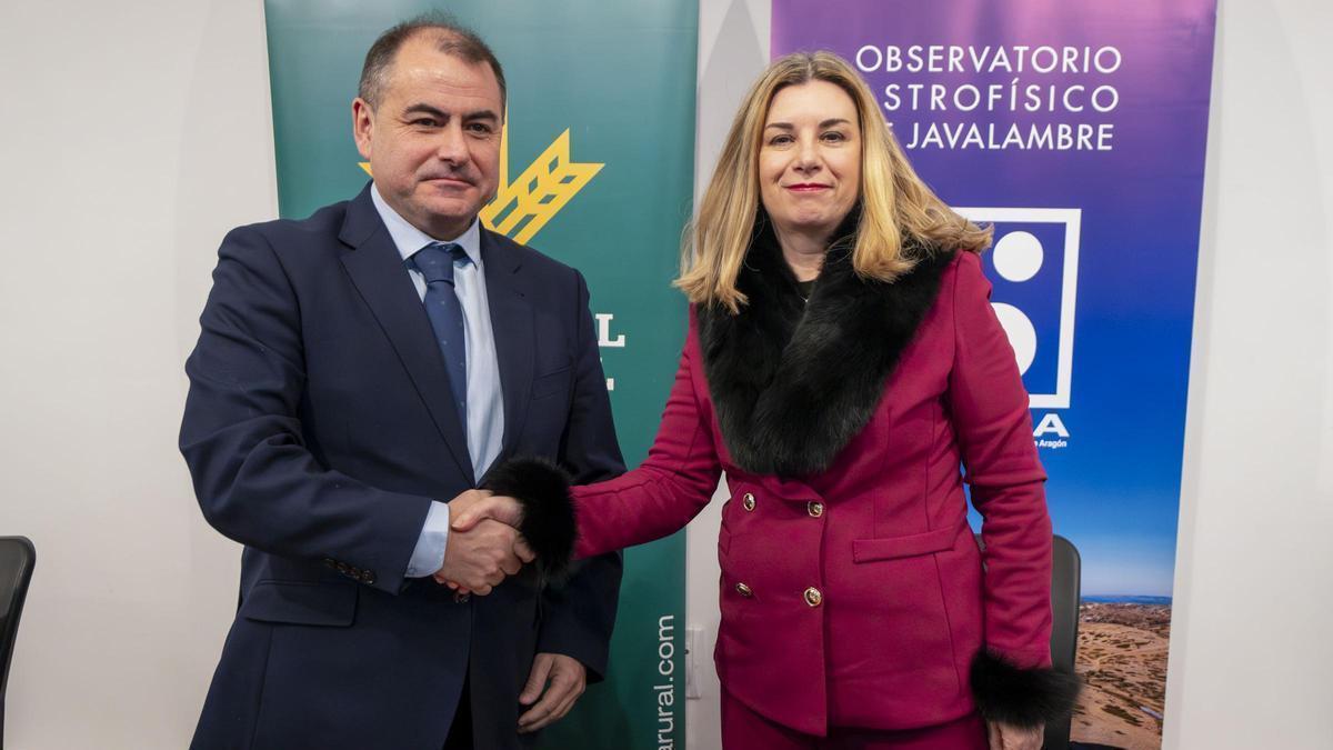 El presidente de Caja Rural de Teruel, José Cuevas, junto a la consejera de Empleo, Ciencia y Universidades, Claudia Pérez Forniés, este viernes.