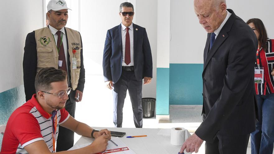 El presidente de Túnez, Kais Saied, vota en las elecciones presidenciales