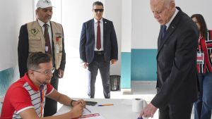 El presidente de Túnez, Kais Saied, vota en las elecciones presidenciales