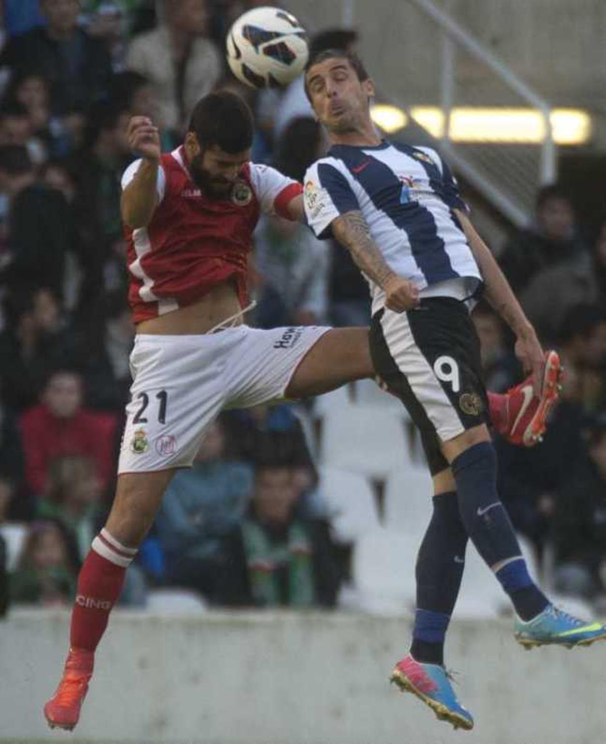 Portillo despeja un balón de cabeza.