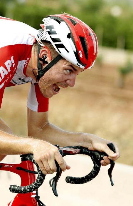 Jakobsen gana la cuarta etapa de la Vuelta.