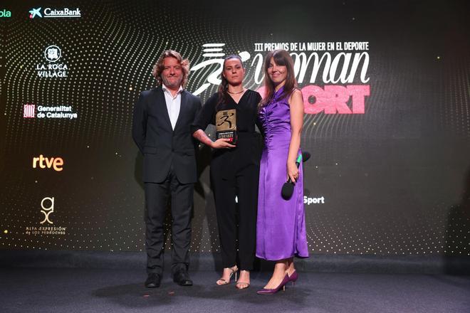 Premios Woman Sport 2023: La galardonad Joana Pastrana con Mayka Sánchez, directora de la revista Woman Madame Figaro, y David Escudé, regidor de Deportes del Ayuntamiento de Barcelona