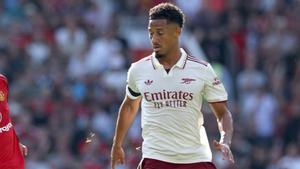 Saliba durante un partido con el Arsenal