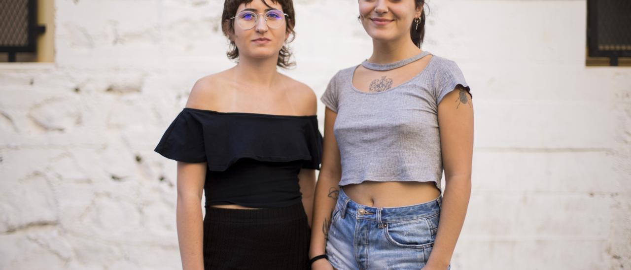 Ana y Tania reivindican la liberación del sujetador y de la depilación.