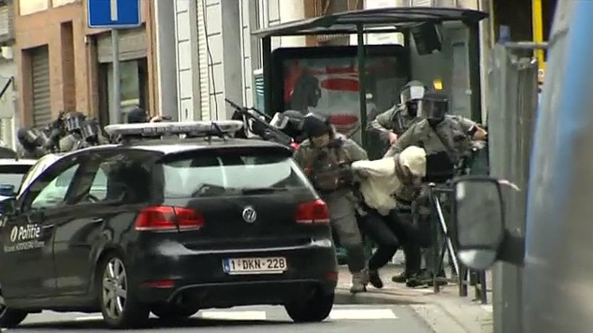 Imagen de la detención en directo de Salah Abdeslam en Bruselas.