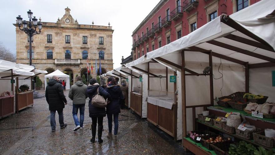 Puestos en el mercado artesano.