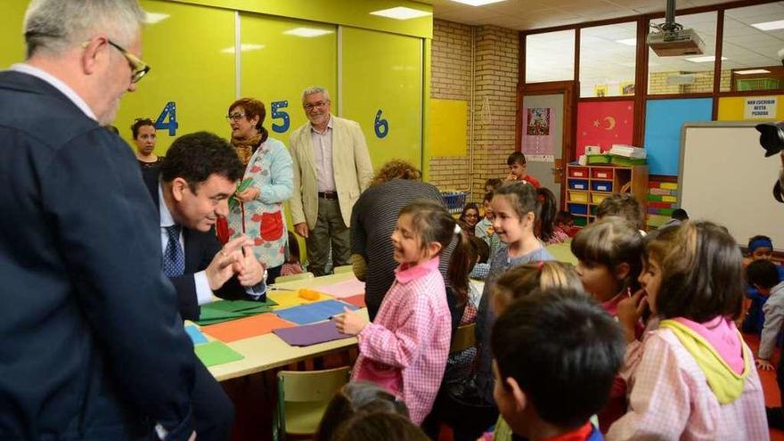 Arriba, el conselleiro de Cultura y el alcalde conversan con alumnos en San Roque. Derecha, visita al pabellón del colegio. // G.Núñez