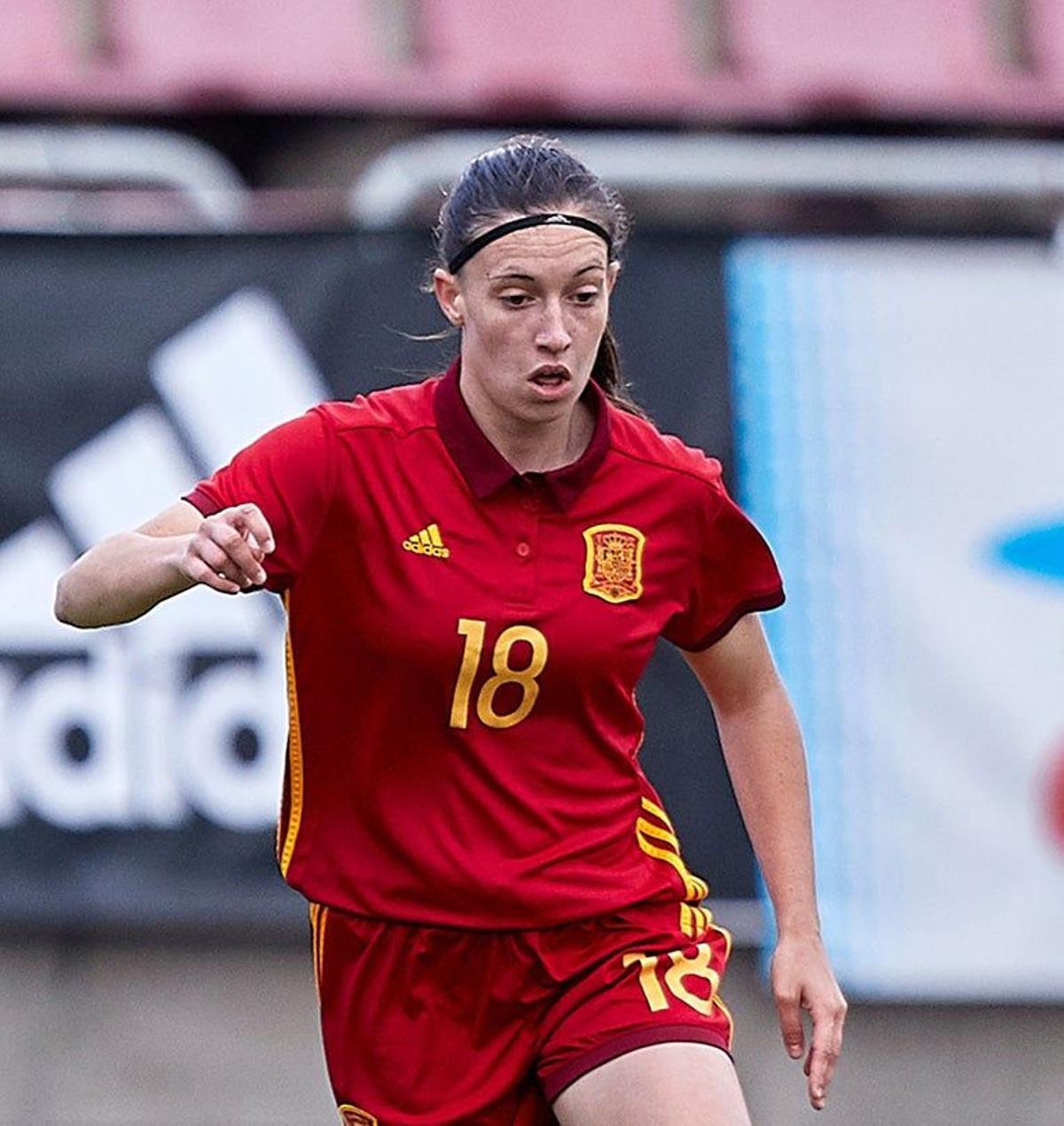 Eva Navarro jugando al fútbol