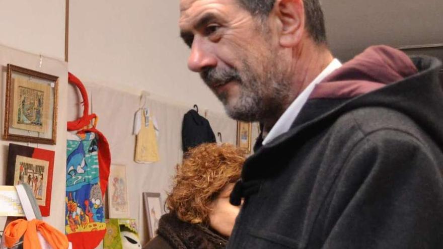 Juan Dúo, alcalde en funciones desde el viernes, en la inauguración de un mercadillo solidario.