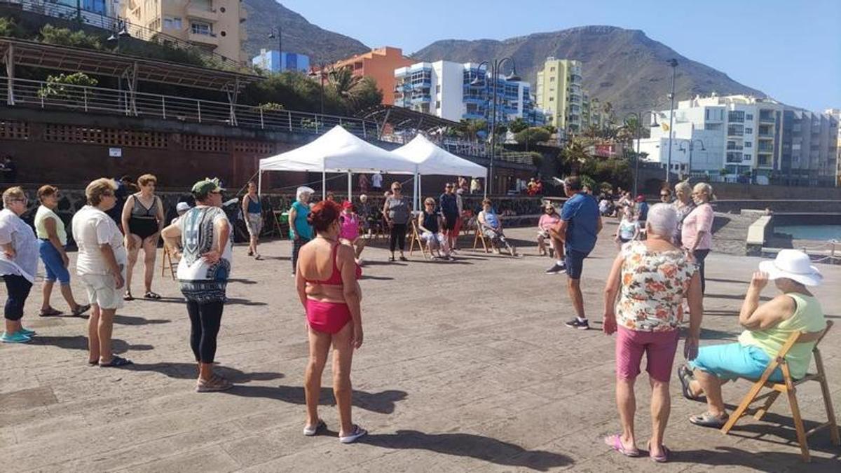 Un grupo de mayores en una actividad en la playa.