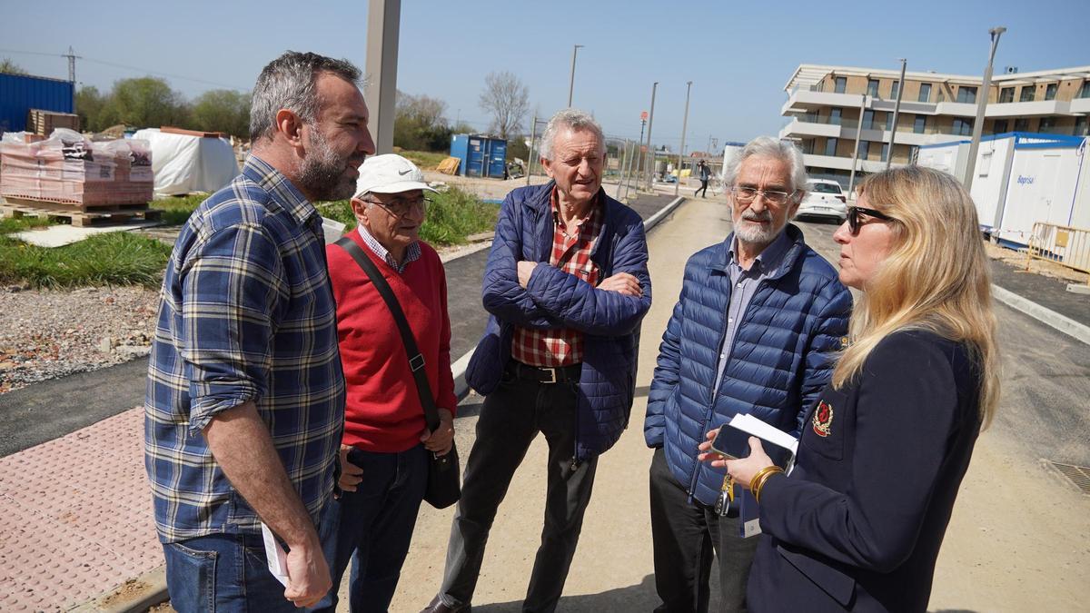 El concejal Alberto Pajares, los voluntarios Jesús Manuel Finca, José Luis García, José María Rozada y Alejandra Cuadriello, de la Plataforma Vecinal de La Fresneda.