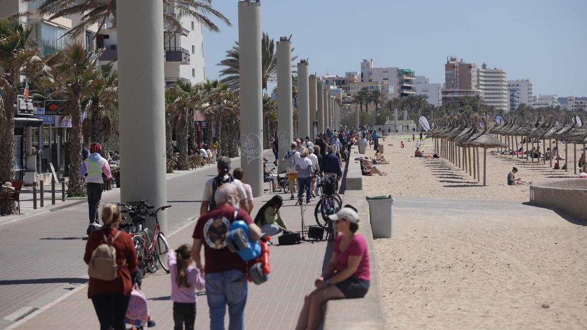 Imagen de archivo de turistas paseando por la costa de Mallorca.