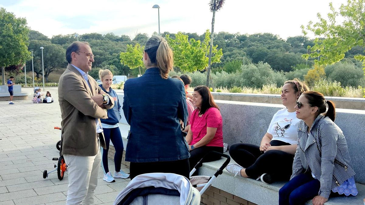 Rafa Mateos en un encuentro con vecinas.