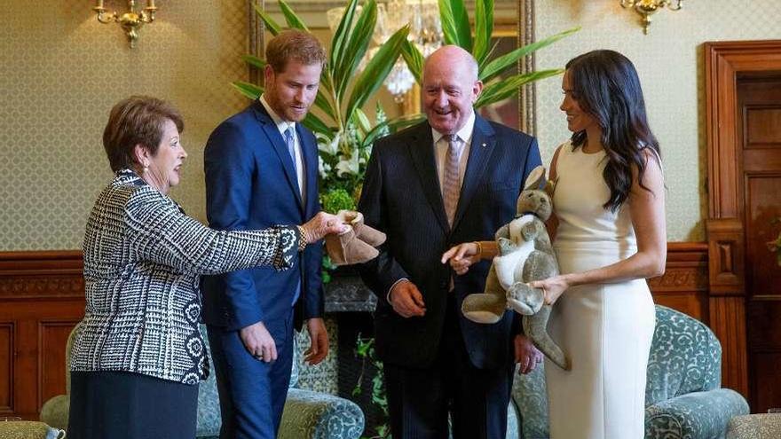 El príncipe Enrique y Meghan reciben unas botas y un peluche de regalo, ayer, en Sídney.