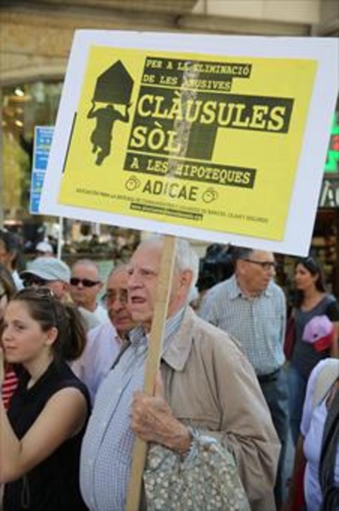 Protesta por las cláusulas suelo ante la sede de la UE de Barcelona en junio del 2013.