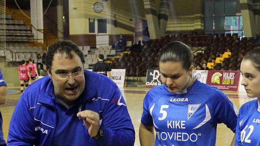 Alfredo Fernández, en un tiempo muerto del Ansa Oviedo.