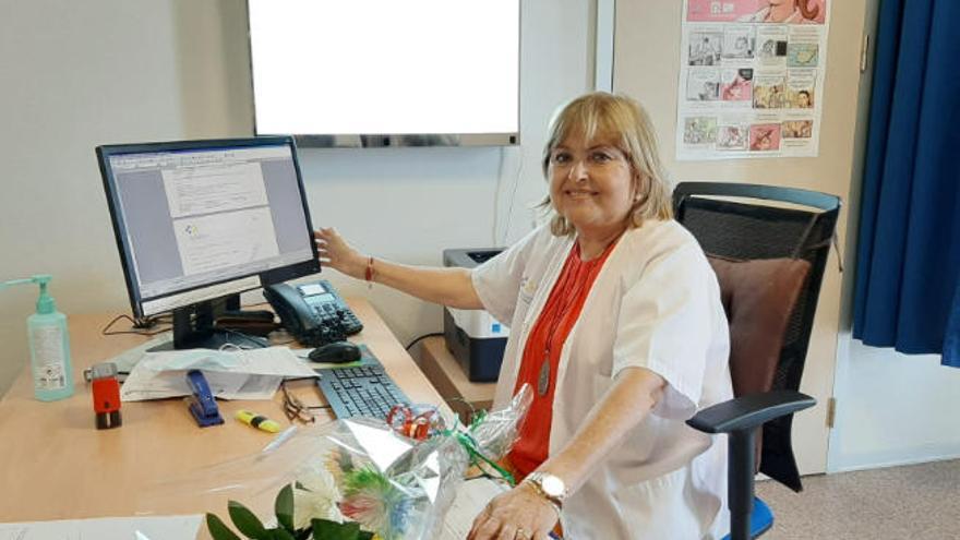 La neuróloga Norma Hernández en su consulta, con un ramo de flores que le regalaron para celebrar su jubilación