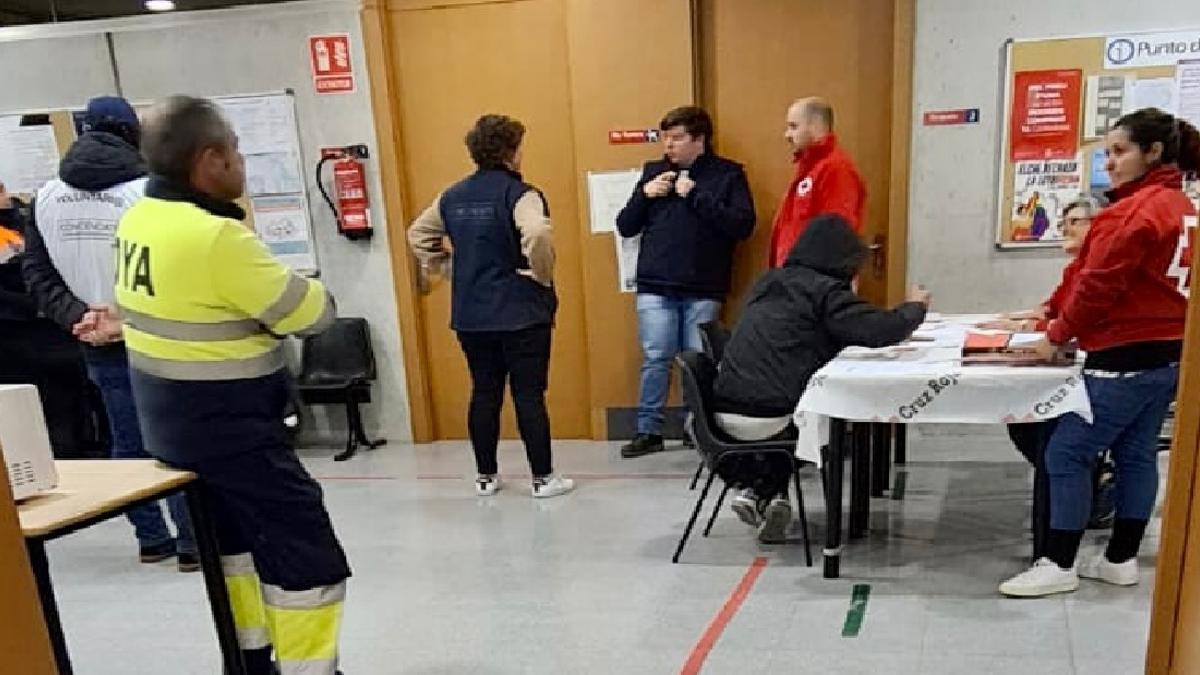 Voluntarios en el albergue instalado en Los Palmerales para atender a personas sin hogar