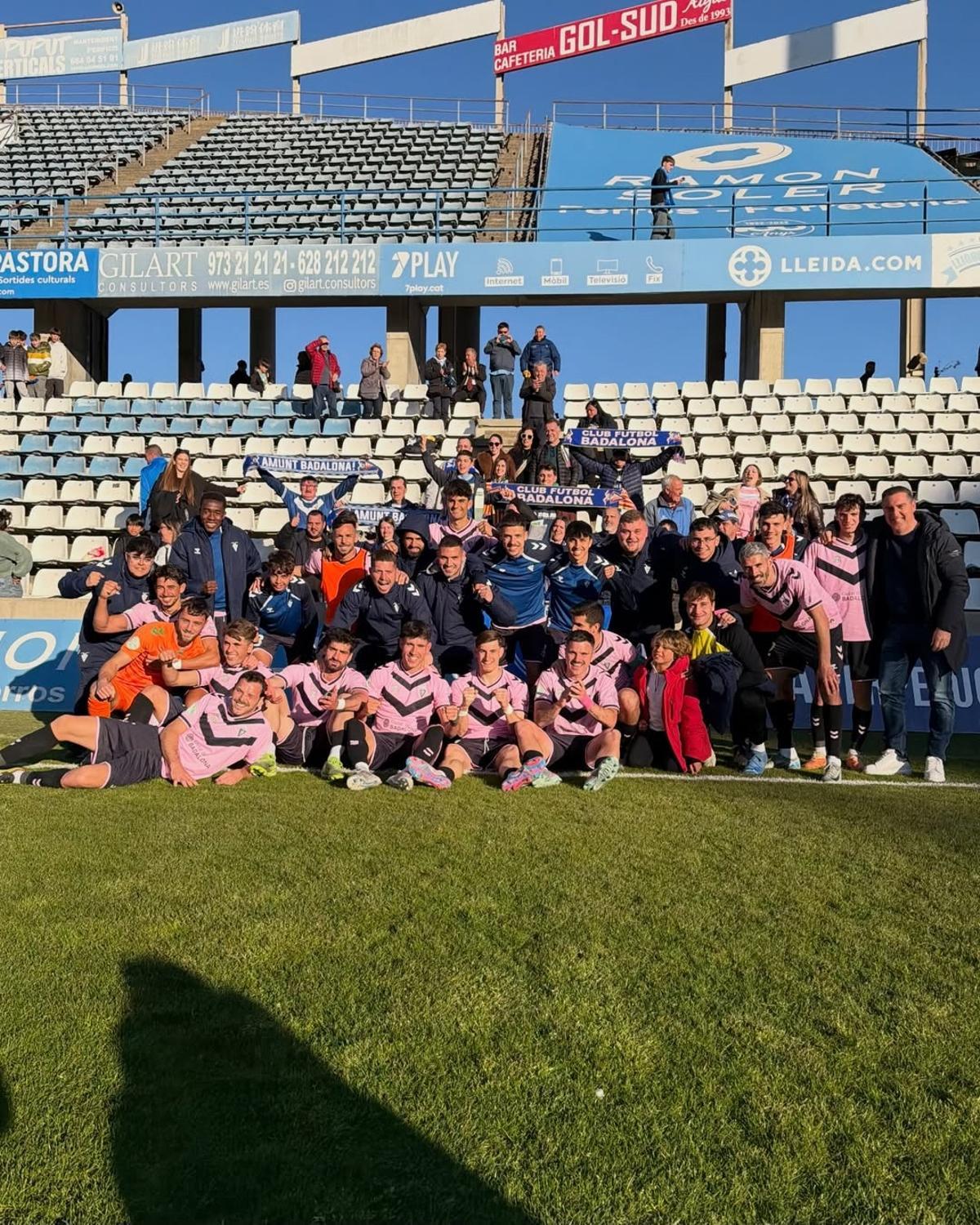 El Badalona celebra la victòria al Camp d'Esports de Lleida