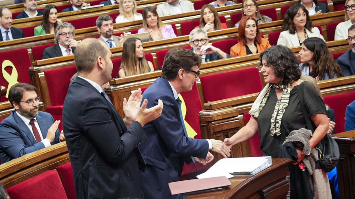 El Parlament ovaciona a Pilar Castillejo en su regreso tras ser detenida en Israel