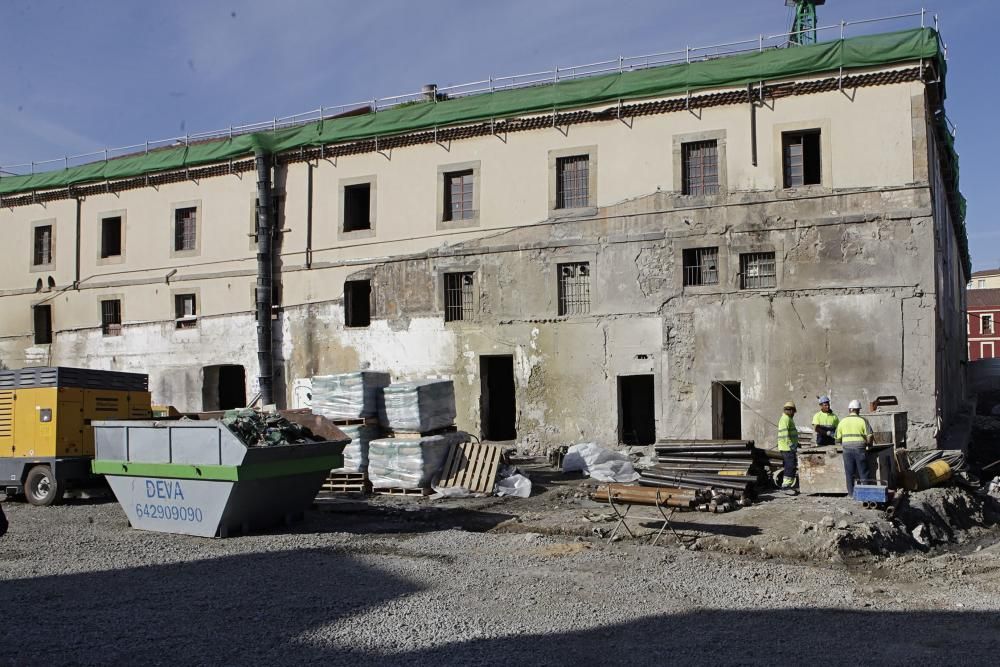 Visita de la alcaldesa de Gijón y los portavoces municipales a las obras de Tabacalera