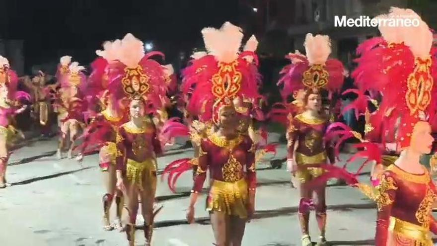 Un desfile de Carnaval único e histórico llena las calles de Vinaròs de fiesta y color