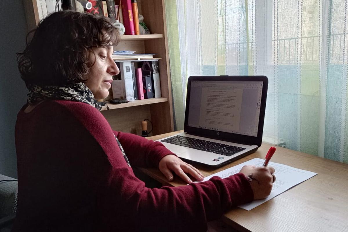 Mujer teletrabajando en su casa de Sevilla