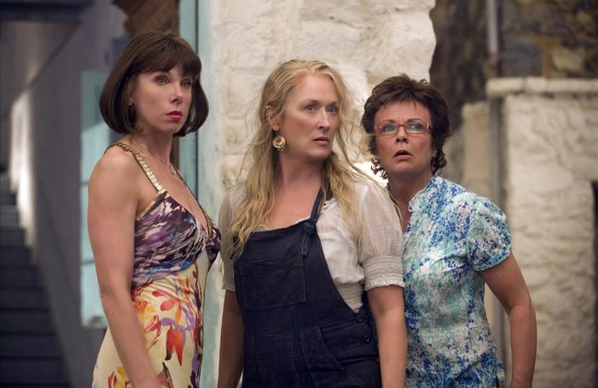 Meryl Streep, flanquejada per Christine Baranski (esq.) i Julie Walters, en una escena de ’Mamma mia!’ Meryl Streep, flanquejada per Christine Baranski (esq.) i Julie Walters, en una escena de ’Mamma mia!’