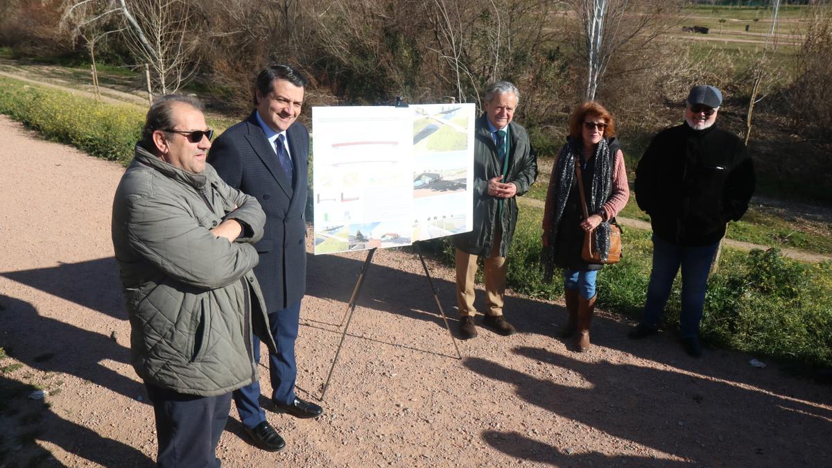 Salvador Fuentes y José María Bellido presentan el proyecto de la pasarela de acceso al Parque de Levante.