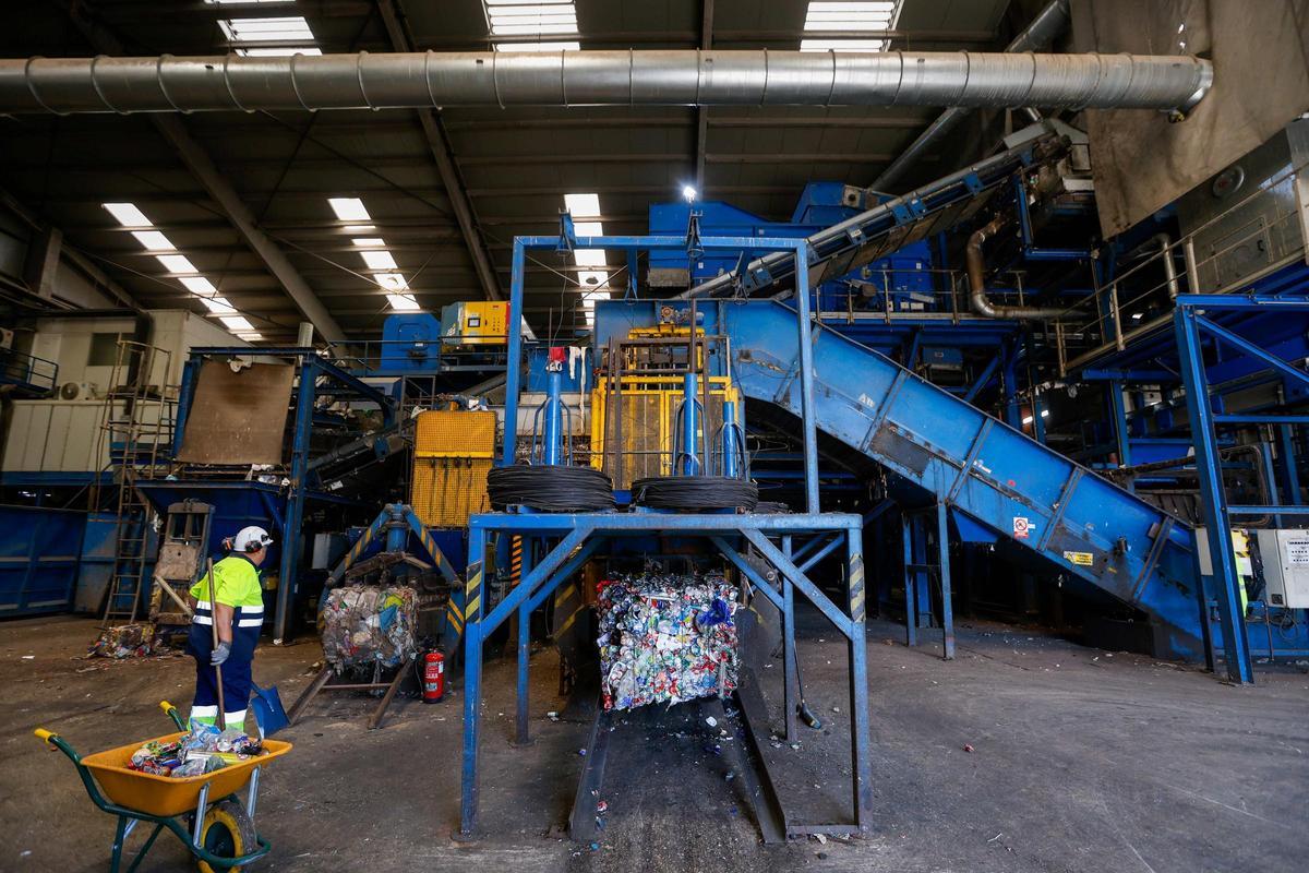 Interior de la planta de tratamiento de residuos de Montalbán.