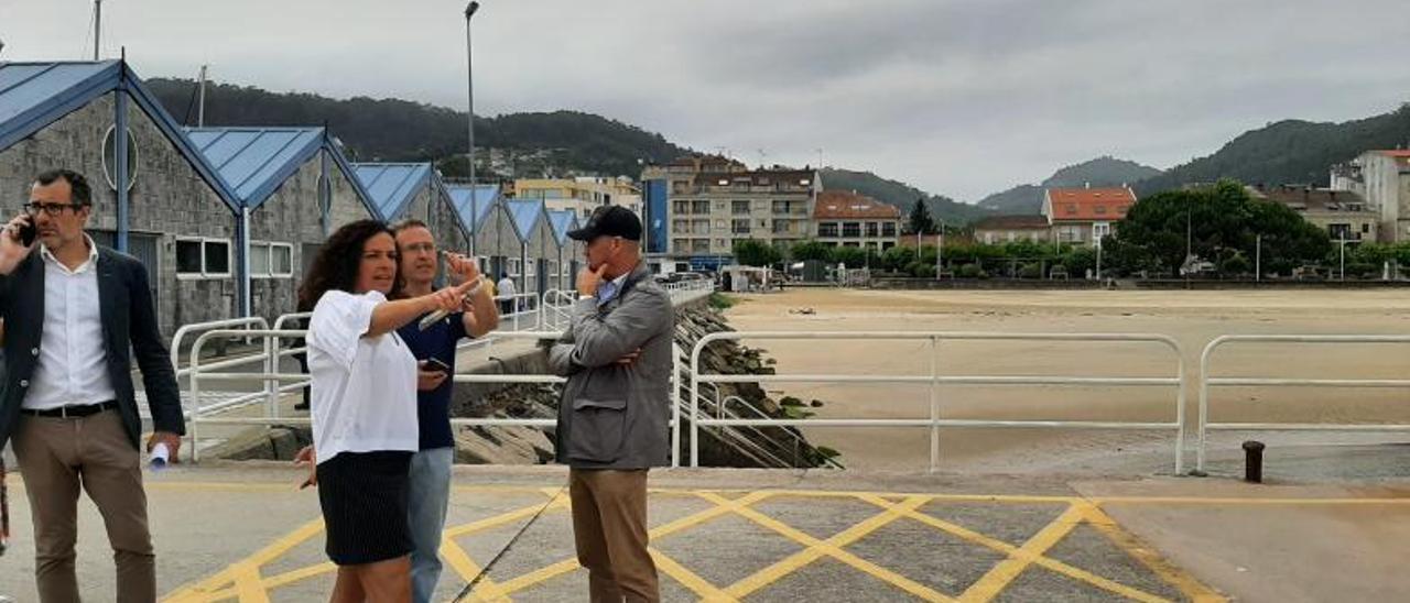 Susana Lenguas junto a técnicos de Portos y el alcalde de Bueu, con la zona en la que se colocará la pasarela a sus espaldas. |  // SANTOS ÁLVAREZ