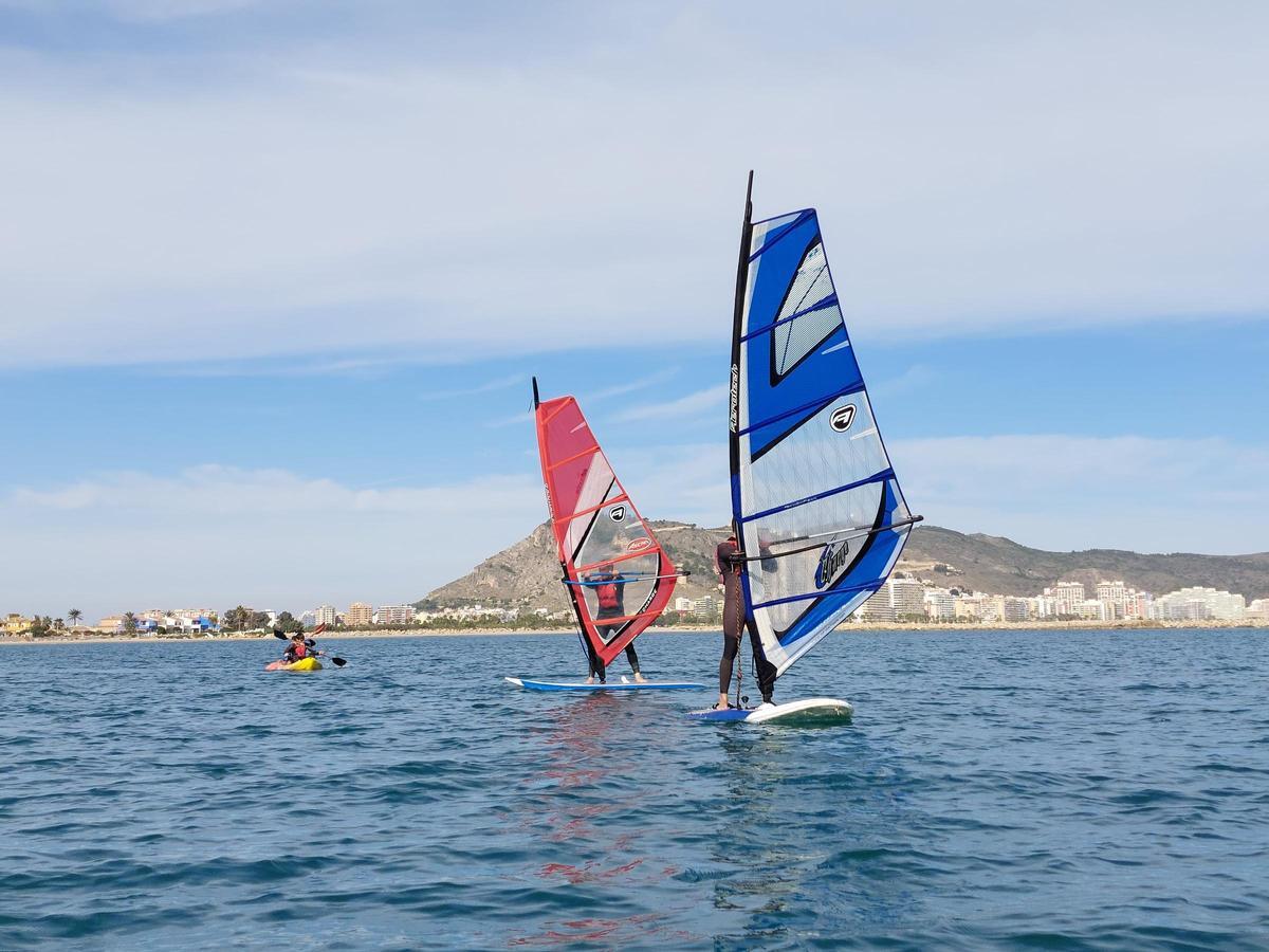 Clase de windsurf del ciclo de Montaña.