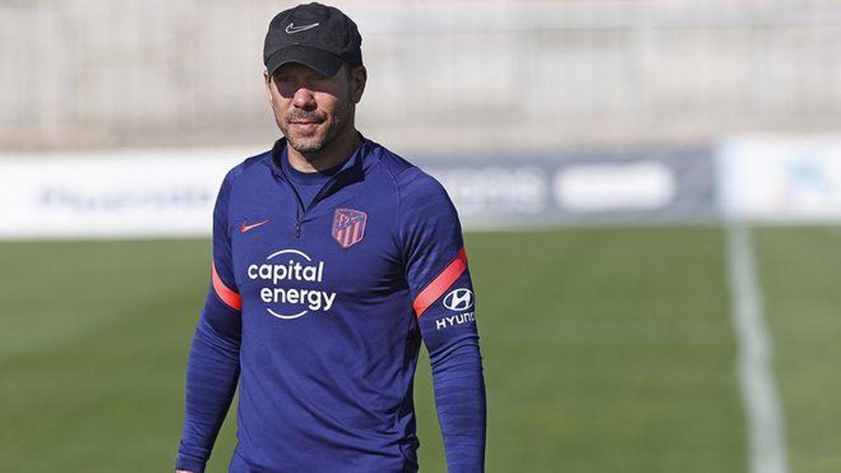 El técnico del Atlético de Madrid, Diego Pablo Simeone, luce la camiseta de entrenamiento con el patrocinador Capital Energy.