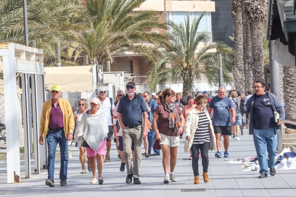 Imágenes de Torrevieja de este viernes 13 de marzo con terrazas y paseos llenos y playas animadas