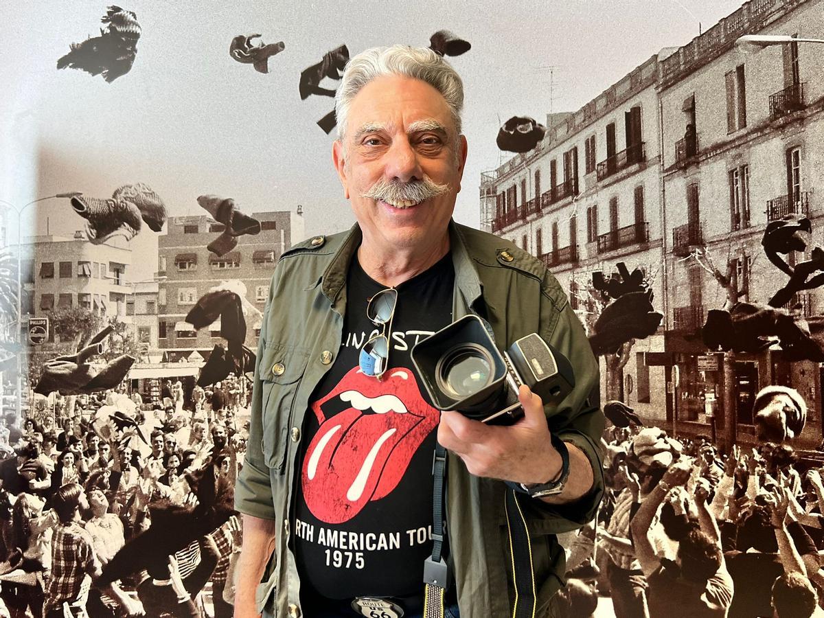 Allan Tannenbaum posa con una cámara soviética, imitación de una Hasselblad, que lleva cuando está en Europa.