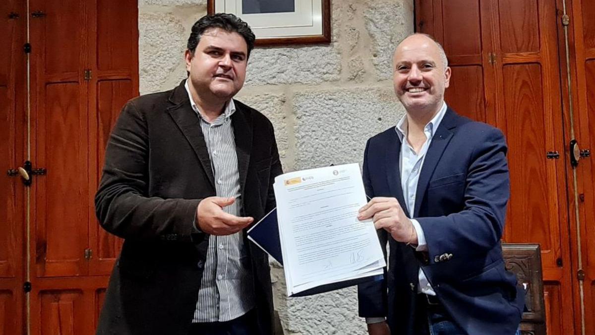 Gregorio Agís y David Regades, con el convenio firmado ayer.   | // FDV